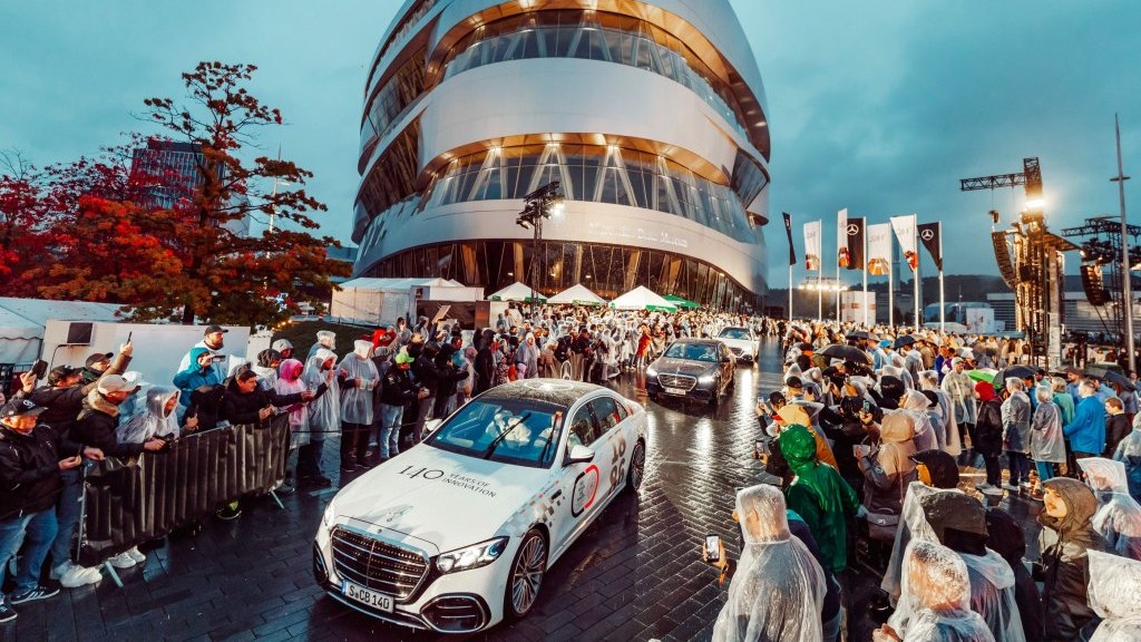 Mercedes-Benz S-Class with 140 Years of Innovation livery arrives at Mercedes-Benz Museum